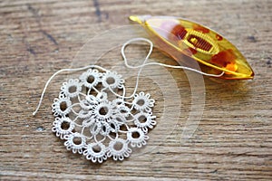 Shuttle tatting lace