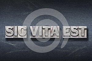 Sic vita est den