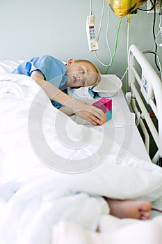 Nemocný chlapec v nemocnice postel jeho hračka 