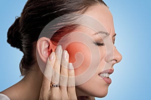Malato una donna con orecchio Dolore toccante suo doloroso Testa 