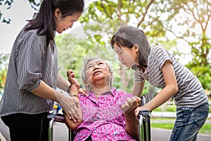 Enfermo abuela en silla de ruedas en externo más viejo sufrimiento enfermedad 