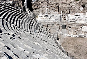 Side amphitheatre