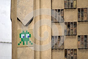 Side glance of a curious space invader mosaic