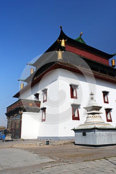 Side view of the main building in Gandantegchinlen Monastery  Gandan , with white stupa, Ulaanbaatar or Ulan-Bator, Mongolia