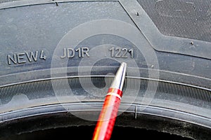 Side view of tire with designation of week and year of tire production