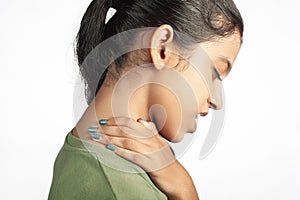 side view of a women showing shoulder pain