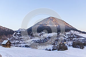 Sidirovo vrch s obcou Vlkolínec, pamiatkou UNESCO, Veľká Fatra, Slovensko