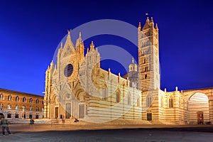 Il Duomo di Siena (Duomo di Siena) è una delle più belle chiese italiane nel mondo, che risale al medioevo (costruzione 1215 e il 1263).