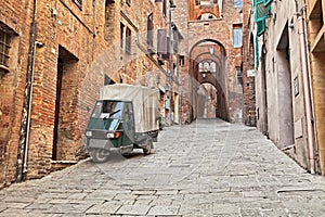 Siena, Tuscany, Italy: ancient alley in the old town 