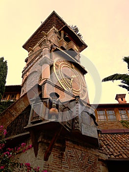 Šialený veža hodiny v gruzínsko krajiny v starodávny štýl 