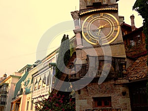 Šialený veža hodiny v gruzínsko krajiny v starodávny štýl 