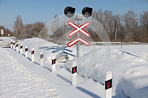 Sign adjustable railway crossing equipped with a semaphore, signal columns