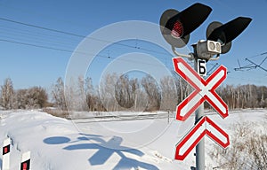 Sign adjustable railway crossing equipped with a semaphore, signal columns