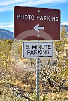 Photo Parking sign five minute parking desert landscape