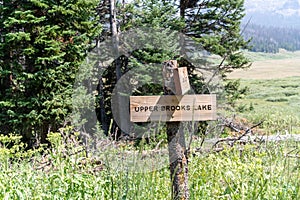 Sign directing hikers to Upper Brooks Lake in Wyoming