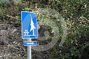 Sign directing to a designated picnic area with tables and shade