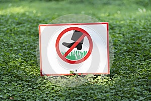 Sign Do not walk on lawns. Do not step on grass. Sign prohibiting walking on the grass