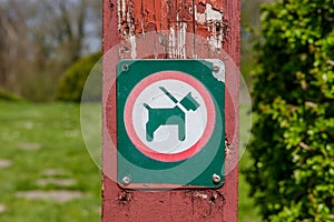 Sign with a dog in a leash