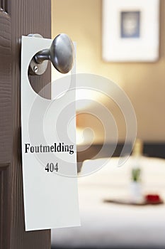 Sign with Dutch text Foutmelding 404 (error 404) hanging on hotel room door