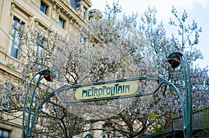 A sign at the entrance to the Paris Metro