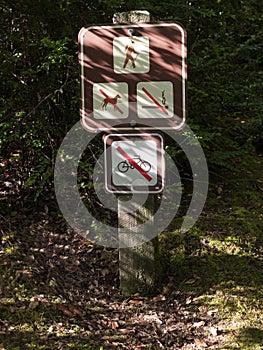 Sign forbidding dogs, smoking and biking on trail