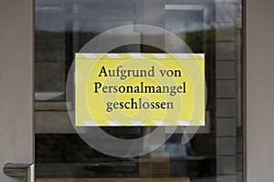 Sign in German: Aufgrund von Personalmangel geschlossen (Closed due to staff shortages)