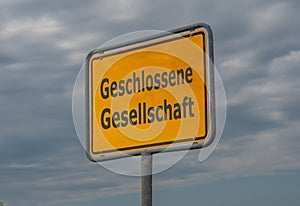 Sign with the German expression 'geschlossene Gesellschaft' (closed society).