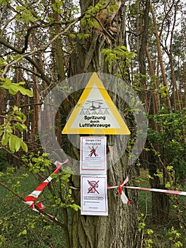 Sign in German language about spraying by aircraft, `Spritzung durch Luftfahrzeug` and `gesperrtes Waldgebiet`