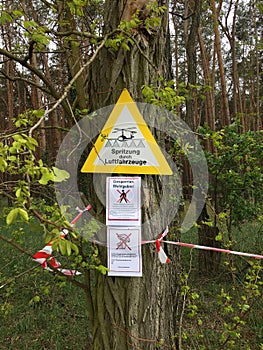 Sign in German language about spraying by aircraft, `Spritzung durch Luftfahrzeug` and `gesperrtes Waldgebiet`