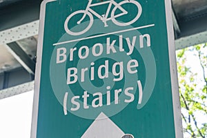 Sign indicating the direction to Brooklyn Bridge