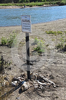 Sign indicating illegality of leaving dead fish on shoreline