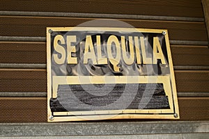 Sign indicating that a place is rented written in Spanish
