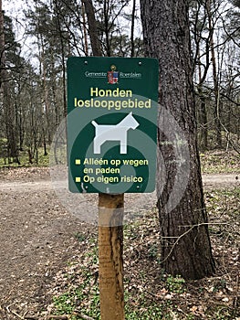 Sign Honden losloopgebied in park De Meinweg, community Roerdalen