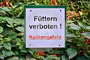 Sign with inscription. - Letters with FÃ¼ttern verboten! Kolikengefahr Means Feeding prohibited! colic risk