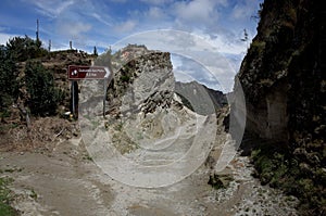 A sign marks the way of the Quilotoa Loop hike