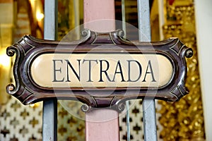 Sign with mountains in the background with spanish word