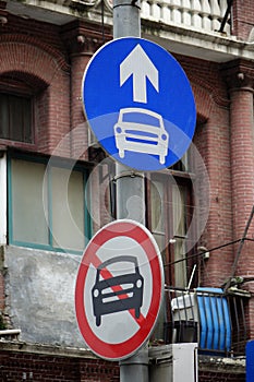 Sign for no passing and allow pass