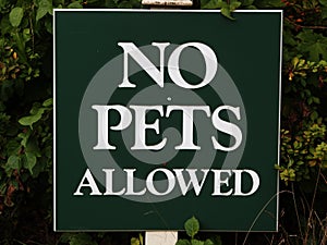 Sign `No pets allowed`