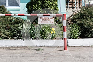 A sign at a parking of cars for visitors