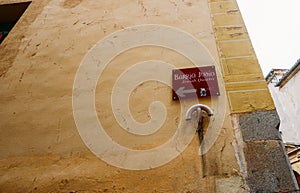Sign pointing towarsd the Jewish quarter within medieval city of segovia, Spain