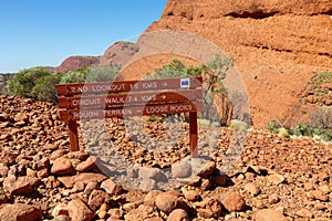 Sign post next to Karu lookout in the Kata Tjuta monolits area, Yulara, Ayers Rock, Red Center, Australia