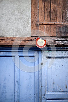 Sign private in french on wooden door