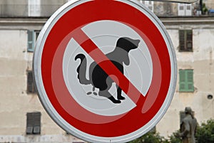 Sign prohibiting dogs from defecating