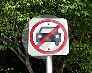 A sign prohibiting the use of cars