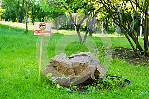 Sign prohibiting walking on the lawns in the park. Sign on the lawns do not walk on the lawn. Not to walk on the lawns in Russian