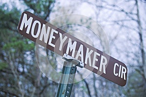 A sign that reads ï¿½Moneymaker Cirï¿½