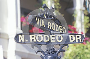 A sign that reads ï¿½Via Rodeo/N. Rodeo Drï¿½