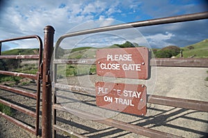 Sign reminds visitors to close the gate