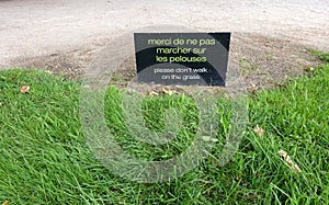A sign saying don`t walk on the grass