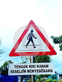 This sign serves to warn road users to be careful when crossing traffic lanes that are often crossed by pedestrians.